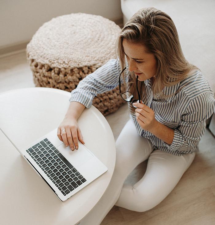 women on computer